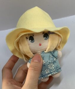 ぬいぐるみに帽子を被せ、上からツバを１枚はめます